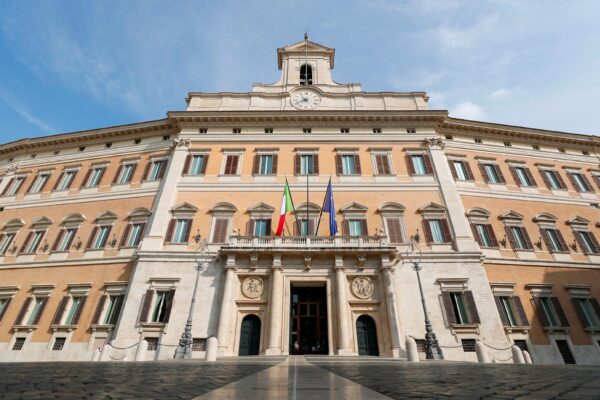 La Camera approva la riforma elettorale del governo Meloni: acceso confronto tra maggioranza e opposizione