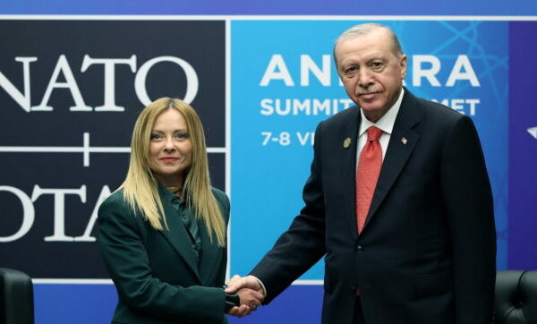 Meloni e gli altri leader si prendono il regalino di Erdogan: una pistola dedicata con i nomi e il kit dei proiettili