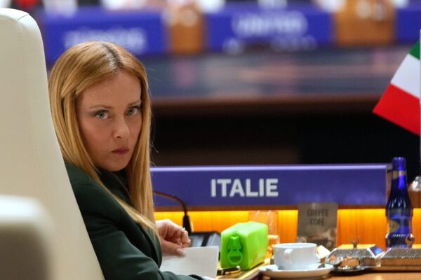 Meloni: “Rispettiamo gli impegni ma decidiamo noi le priorità. Investimenti restino in Italia”. Su Trump: “Non mi pento”
